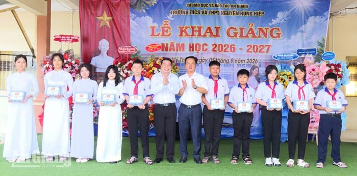 Tập đoàn Phú Cường tài trợ 10.000 quyển tập cho nhà trường.