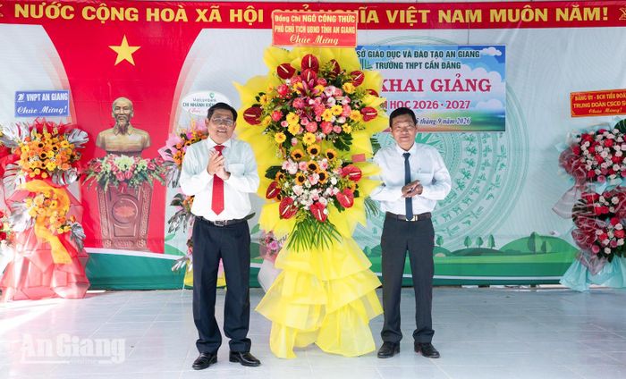 Phó Chủ tịch UBND tỉnh An Giang Ngô Công Thức tặng lẵng hoa chúc mừng Trường THPT Cần Đăng nhân lễ khai giảng năm học mới.
