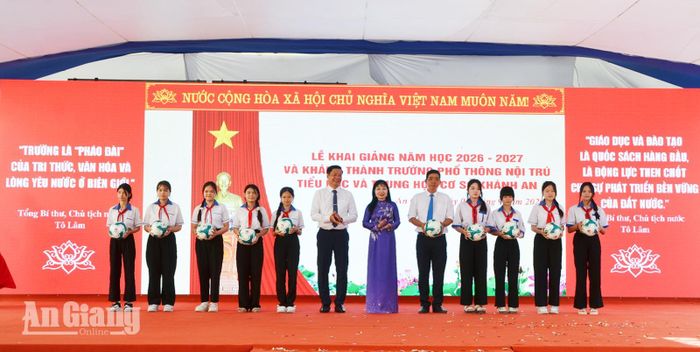 Phó Bí thư Tỉnh ủy, Chủ tịch Ủy ban MTTQ Việt Nam tỉnh An Giang Trần Thị Thanh Hương trao quà của Tổng Bí thư, Chủ tịch nước Tô Lâm cho em học sinh Trường Phổ thông nội trú Tiểu học và THCS Khánh An.
