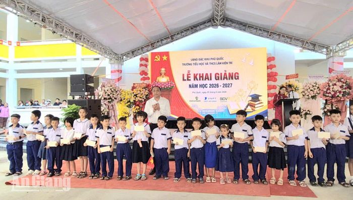 Phó Bí thư Thường trực Tỉnh ủy Lâm Minh Thành tặng quà cho học sinh có hoàn cảnh khó khăn.