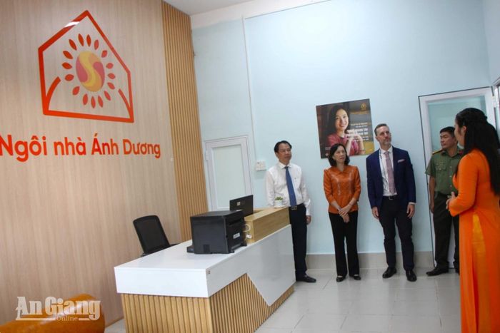 Lãnh đạo tỉnh, Quỹ Dân số Liên hợp quốc (UNFPA) tham quan Ngôi Nhà Ánh Dương An Giang. Ảnh: HẠNH CHÂU