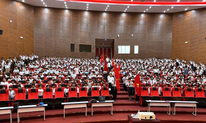  Học sinh Trường Tiểu học Gia Bình số 2 đang học tại Trung tâm hoạt động thanh thiếu nhi cũ của Tỉnh đoàn tại xã Gia Bình. Ảnh: Các em học sinh sẵn sàng cho lễ khai giảng năm học 2026-2027 tại hội trường Trung tâm. 
