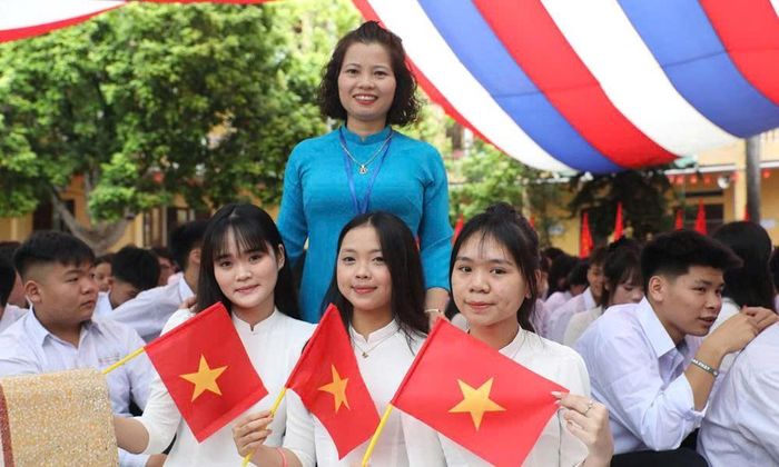  Cô và trò Trường Trung học phổ thông Nguyễn Du (phường Võ Cường) rạng rỡ trong ngày khai giảng. 
