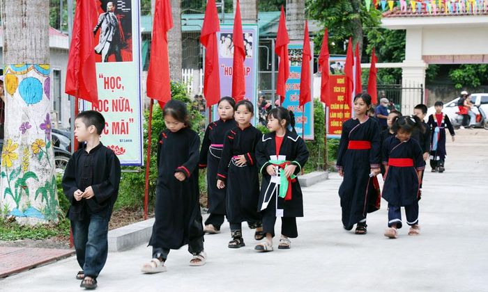  Học sinh Trường Tiểu học An Lạc (xã An Lạc) đến trường trong trang phục truyền thống. 