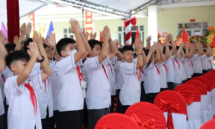  Học sinh Trường Trung học cơ sở Thân Nhân Trung (phường Việt Yên) hân hoan trước giờ khai giảng năm học mới. 