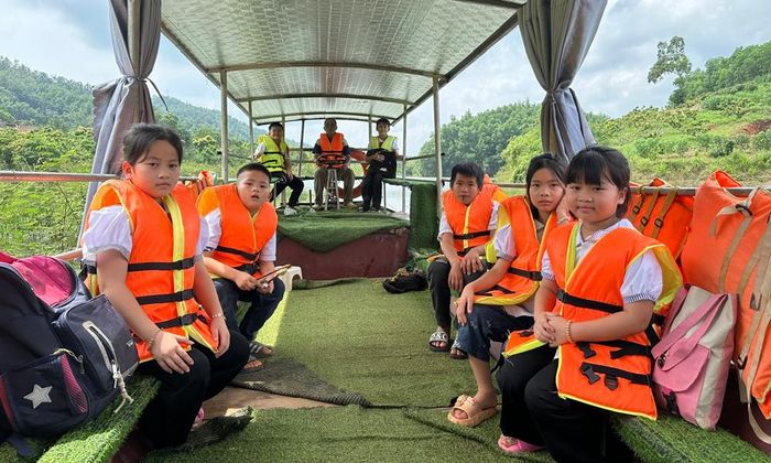  Học sinh Trường Tiểu học Sơn Hải (xã Sơn Hải) đi xuồng máy đến trường dự khai giảng năm học 2026 - 2027. 