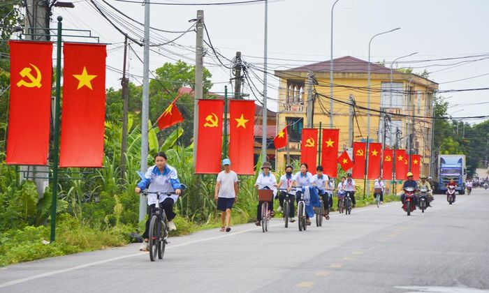  Học sinh phường Đào Viên tung tăng đến trường dự khai giảng. 