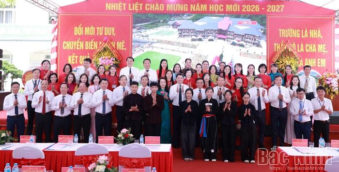 Các đồng chí lãnh đạo Đảng và tỉnh Bắc Ninh chung vui với cán bộ, giáo viên và học sinh nhà trường.