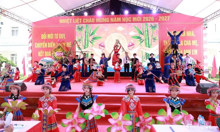 Chương trình văn nghệ của nhà trường chào đón năm học mới.