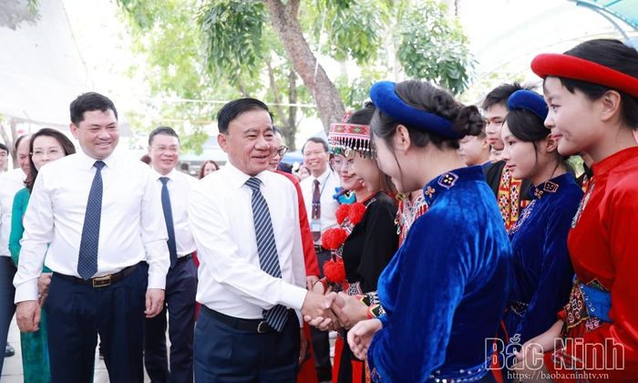 Đồng chí Trần Cẩm Tú trò chuyện với cán bộ, giáo viên và học sinh nhà trường.