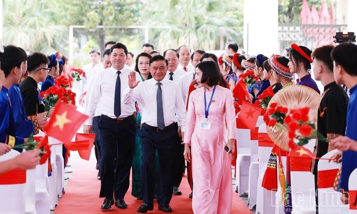Đồng chí Trần Cẩm Tú và các đồng chí Thường trực Tỉnh ủy Bắc Ninh dự lễ khai giảng. Ảnh: Quốc Trường