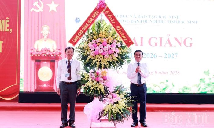 Thay mặt lãnh đạo Đảng, Nhà nước, đồng chí Trần Cẩm Tú tặng hoa chúc mừng nhà trường.