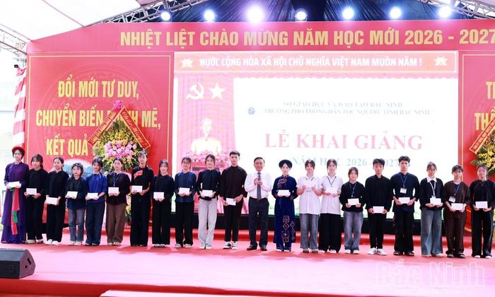 Đồng chí Trần Cẩm Tú trao quà cho học sinh của trường.