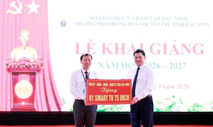 Bí thư Tỉnh ủy Nguyễn Hồng Thái tặng quà của Tỉnh ủy - HĐND - UBND - Ủy ban MTTQ tỉnh cho trường.