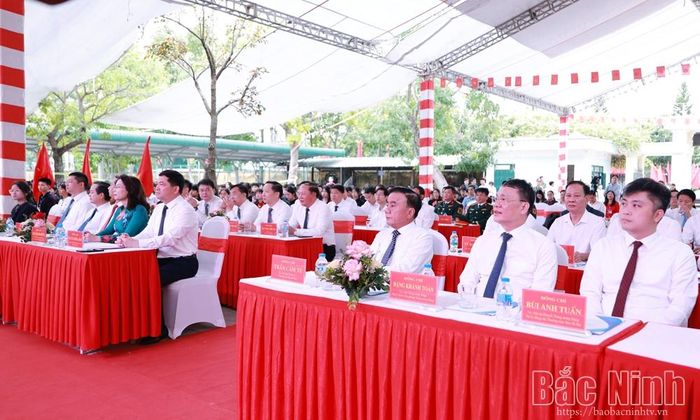 Đồng chí Trần Cẩm Tú và các đồng chí Thường trực Tỉnh ủy Bắc Ninh cùng đại biểu dự lễ khai giảng.