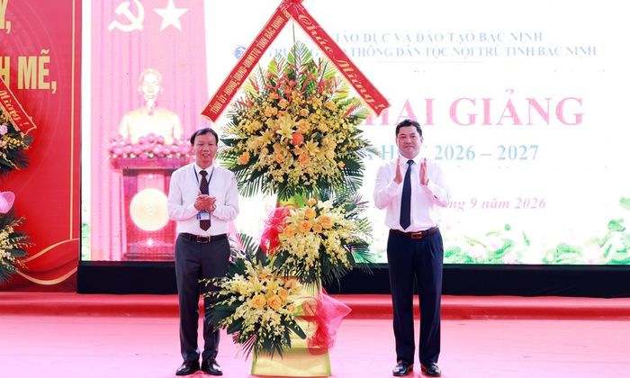 Thay mặt lãnh đạo tỉnh Bắc Ninh, đồng chí Nguyễn Hồng Thái tặng hoa chúc mừng nhà trường.