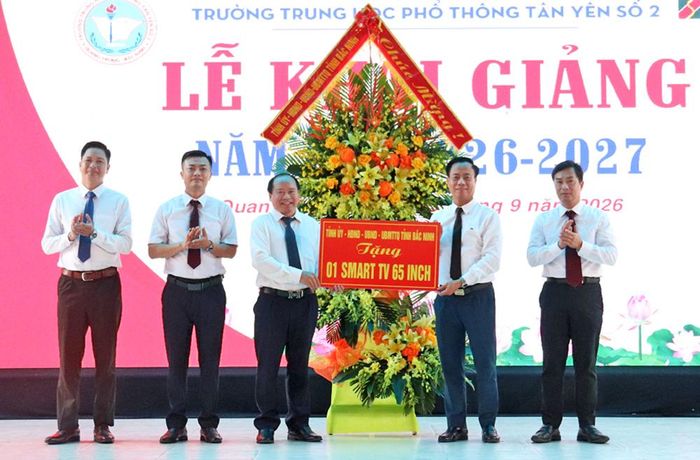  Thay mặt Tỉnh uỷ, HĐND, UBND, Ủy ban MTTQ tỉnh, đồng chí Đinh Đức Cảnh tặng hoa và quà cho thầy và trò nhà trường. 