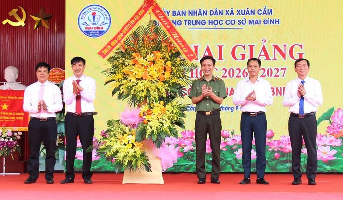  Thiếu tướng Bùi Duy Hưng, Giám đốc Công an tỉnh và các đại biểu tặng hoa chúc mừng nhà trường. 