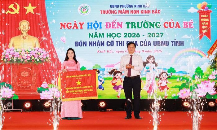  Đồng chí Tạ Đăng Đoan tặng Cờ thi đua của UBND cho tập thể nhà trường. 