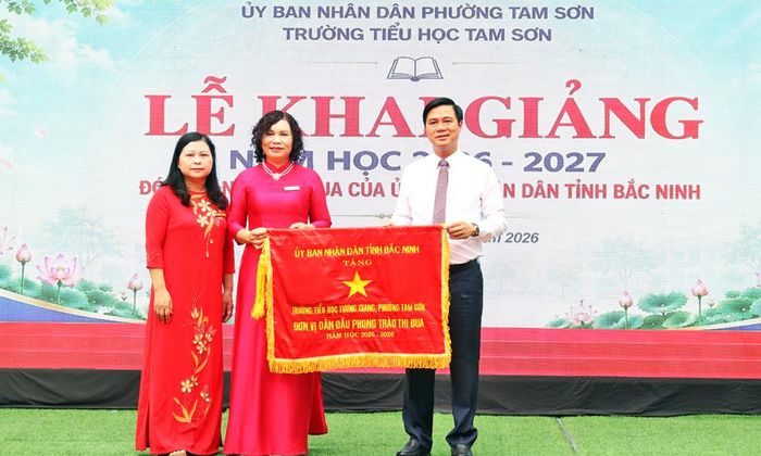  Đồng chí Lê Xuân Lợi, Phó Chủ tịch UBND tỉnh trao Cờ thi đua của UBND tỉnh cho tập thể nhà trường. 