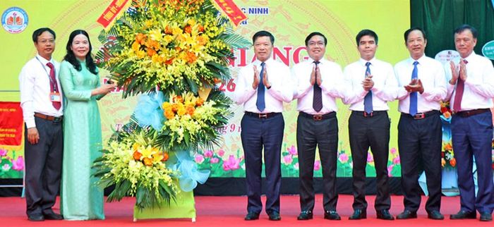  Đồng chí Đào Quang Khải, Phó Chủ tịch UBND tỉnh và các đại biểu tặng hoa chúc mừng nhà trường. 