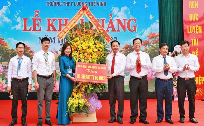  Đồng chí Phạm Văn Thịnh, Phó Chủ tịch UBND tỉnh tặng quà cho tập thể nhà trường. 