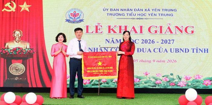  Đồng chí Nguyễn Thị Hà, Chủ tịch Ủy ban MTTQ tỉnh trao Cờ thi đua của UBND tỉnh cho tập thể nhà trường. 