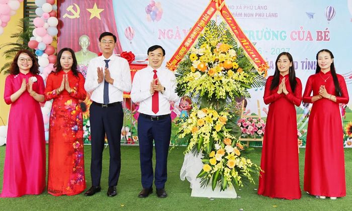  Đồng chí Nguyễn Đình Lợi, Trưởng Ban Tuyên giáo Tỉnh uỷ tặng hoa chúc mừng nhà trường. 
