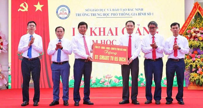  Đồng chí Ngô Tân Phượng, Phó Chủ tịch UBND tỉnh tặng quà của Tỉnh ủy- HĐND- UBND- Ủy ban MTTQ tỉnh cho tập thể nhà trường. 