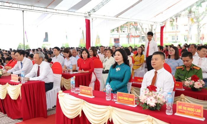  Đồng chí Trần Thị Vân và các đại biểu dự Lễ khai giảng năm học mới tại Trường Trung học cơ sở Thân Nhân Trung. 