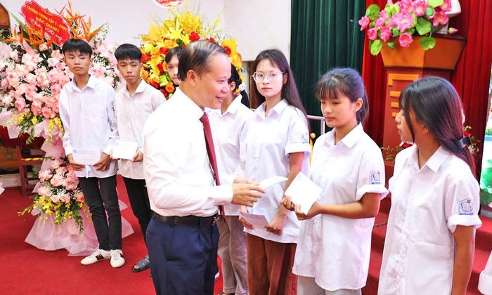  Đồng chí Mai Sơn, Phó Chủ tịch Thường trực UBND tỉnh tặng quà cho học viên Trung tâm. 