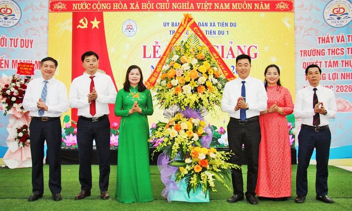  Đồng chí Lâm Thị Hương Thành, Phó Chủ tịch HĐND tỉnh và đại biểu tặng hoa chúc mừng tập thể nhà trường. 