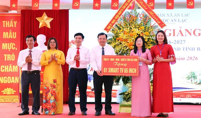  Đồng chí Phan Thế Tuấn, Phó Chủ tịch UBND tỉnh tặng quà của Tỉnh ủy- HĐND- UBND- Ủy ban MTTQ tỉnh cho tập thể nhà trường. 