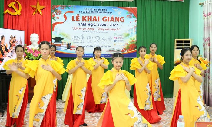  Học sinh biểu diễn văn nghệ chào mừng lễ khai giảng năm học mới.  