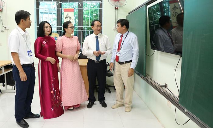 Lãnh đạo Sở Y tế tham quan cơ sở vật chất lớp học tại Cơ sở Bảo trợ xã hội tổng hợp Bắc Ninh.  