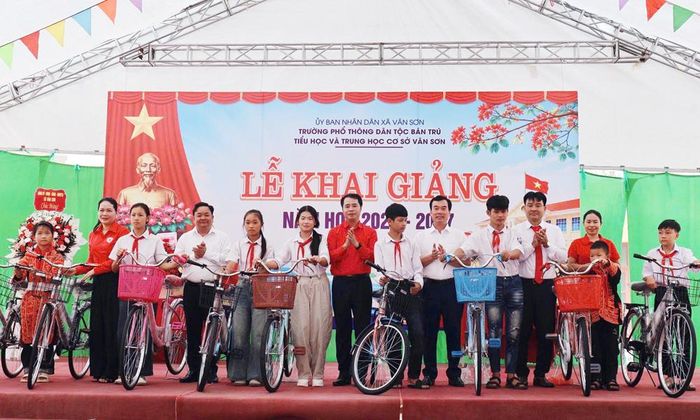  Hội Chữ thập đỏ tỉnh trao xe đạp cho học sinh vượt khó học giỏi tại Trường Phổ thông Dân tộc bán trú Tiểu học và Trung học cơ sở Vân Sơn. 