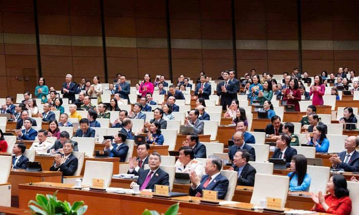  Các đại biểu Quốc hội chúc mừng thành phố Bắc Ninh. 
