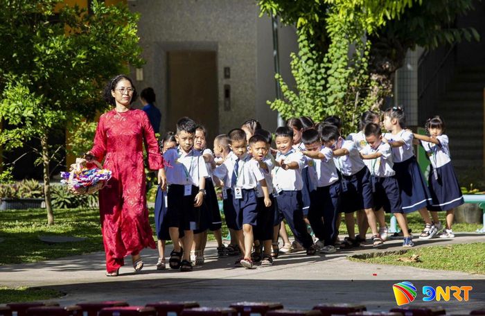 Năm học mới mở ra nhiều kỳ vọng, khí thế mới. TRONG ẢNH:Cô và trò Trường Tiểu học Lý Tự Trọng (phường Hải Châu). Ảnh: NTCC