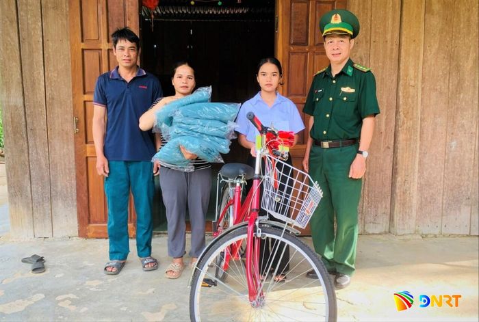 Chỉ huy Đồn Biên phòng Đắc Pring thăm, động viên "con nuôi" bằng suất quà ý nghĩa. Ảnh: THÁI TÙNG