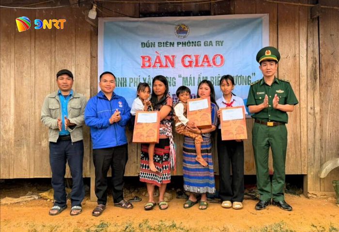 Đồn Biên phòng Ga Ry bàn giao kinh phí xây dựng "Mái ấm biên cương" cho mẹ con chị Bhling Thị Nhoong. Ảnh; PHÚC NGUYÊN