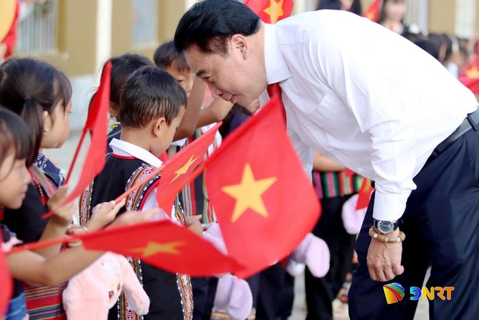 Ủy viên Trung ương Đảng, Phó Bí thư Thường trực Thành ủy Nguyễn Khắc Toàn hỏi thăm học sinh đầu cấp khối 1. Ảnh:TRỌNG HUY