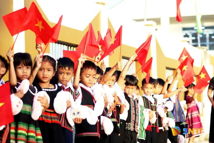 Các em học sinh khối 1 của Trường Phổ thông nội trú Tiểu học và THCS La Dêê háo hức chào đón năm học mới. Ảnh: TRỌNG HUY