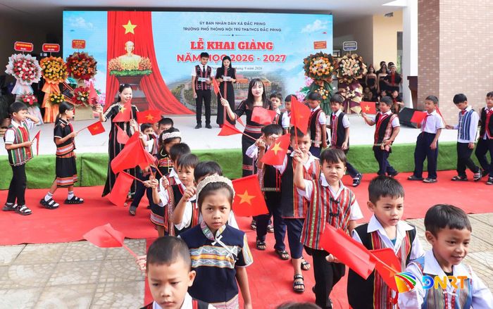 Học sinh và giáo viên khối 1 hớn hở dự khai giảng năm học mới. Ảnh: NGỌC PHÚ
