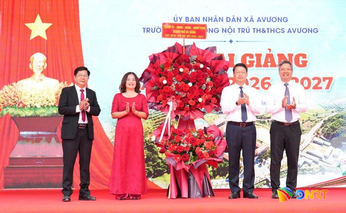 Phó Bí thư Thành ủy Ngô Xuân Thắng (thứ 2, phải sang) và Phó Chủ tịch UBND thành phố Hồ Quang Bửu (bìa phải) tặng hoa chúc mừng lễ khai giảng của Trường Phổ thông nội trú Tiểu học và THCS Avương. Ảnh: TRUNG LÊ
