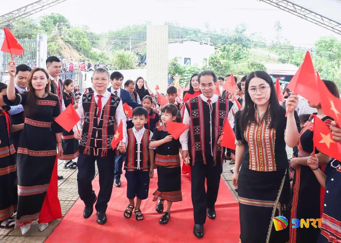 Phó Bí thư Thành ủy, Chủ tịch HĐND thành phố Nguyễn Đức Dũng (bên trái) cùng lãnh đạo UBND thành phố đón các em học sinh vùng cao vào lớp 1 Trường Phổ thông nội trú liên cấp Tiểu học - THCS Đắc Pring (xã Đắc Pring). Ảnh: NGỌC PHÚ