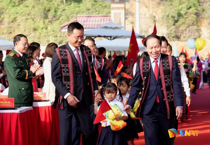 Ủy viên Trung ương Đảng, Phó Thủ tướng Chính phủ Lê Tiến Châu (bên phải) và Ủy viên Trung ương Đảng, Bí thư Thành ủy, Trưởng đoàn Đại biểu Quốc hội thành phố Lê Ngọc Quang cùng lãnh đạo thành phố đón các em học sinh lớp 1 vào trường. Ảnh: T.CÔNG