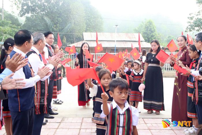 Học sinh khối 1 chào đón năm học mới. Ảnh: TRỌNG HUY