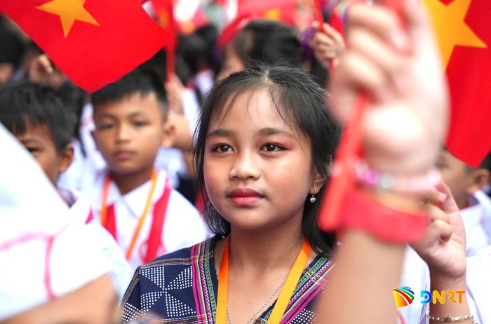 Bhling Thị An Khuyên, học sinh lớp 5/3, Trường Phổ thông nội trú Tiểu học và THCS Tây Giang nổi bật với sắc phục truyền thống trong ngày khai giảng. Ảnh: T.CÔNG
