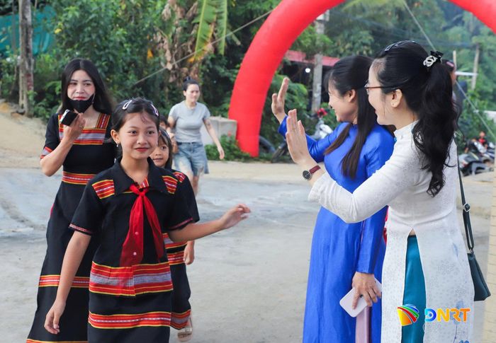 Giáo viên chào đón học sinh. Ảnh: NGỌC PHÚ