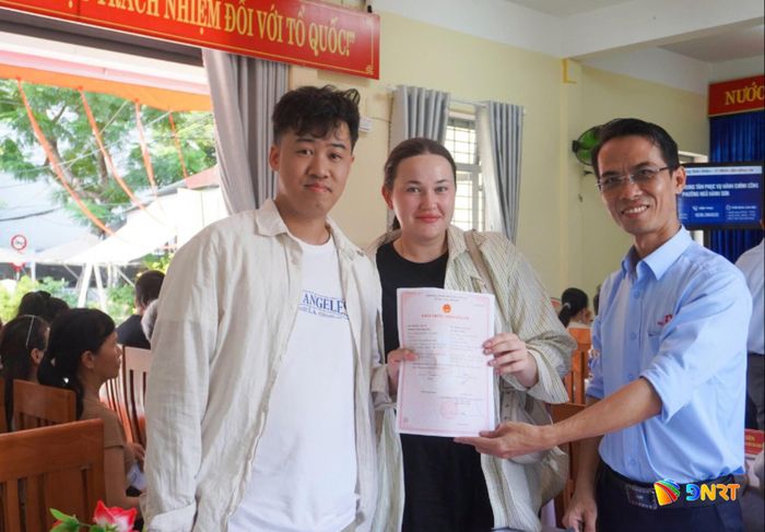 Công dân người nước ngoài đến làm thủ tục tại “Điểm trạm thủ tục số” tại tổ dân phố An Thượng 2, phường Ngũ Hành Sơn. Ảnh: ĐVCC.